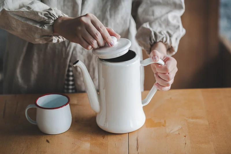 Enamel thickened water kettle retro creative imitation ceramic teapot coffee pot filter screen cold tea jug 1.1L | Дом и сад