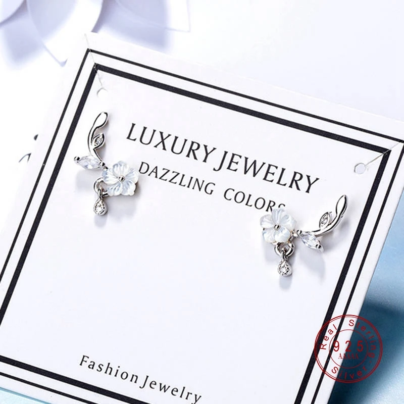 Серьги-гвоздики "Цветок из натуральной раковины с кристаллическим листом" серебристого цвета для девочек в подарок.