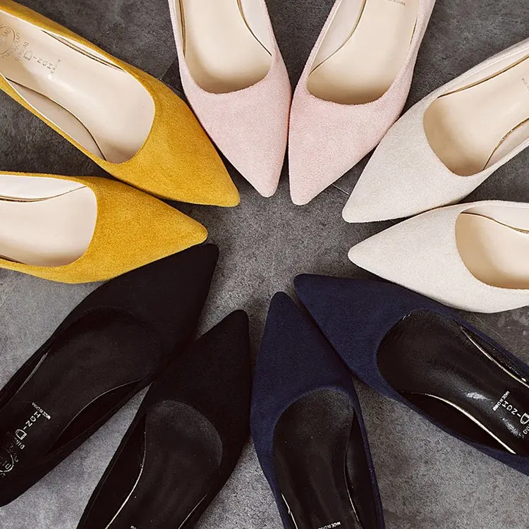 Женские замшевые туфли с острым закрытым носком разноцветные на высоком каблуке