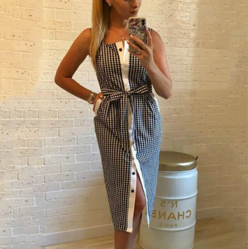 Платье женское без рукавов с непокрытыми кнопками облегающее до середины икры