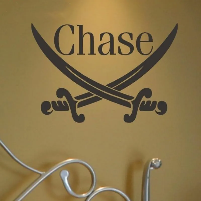 Виниловая наклейка на стену с изображением морских пиратских мечей именем