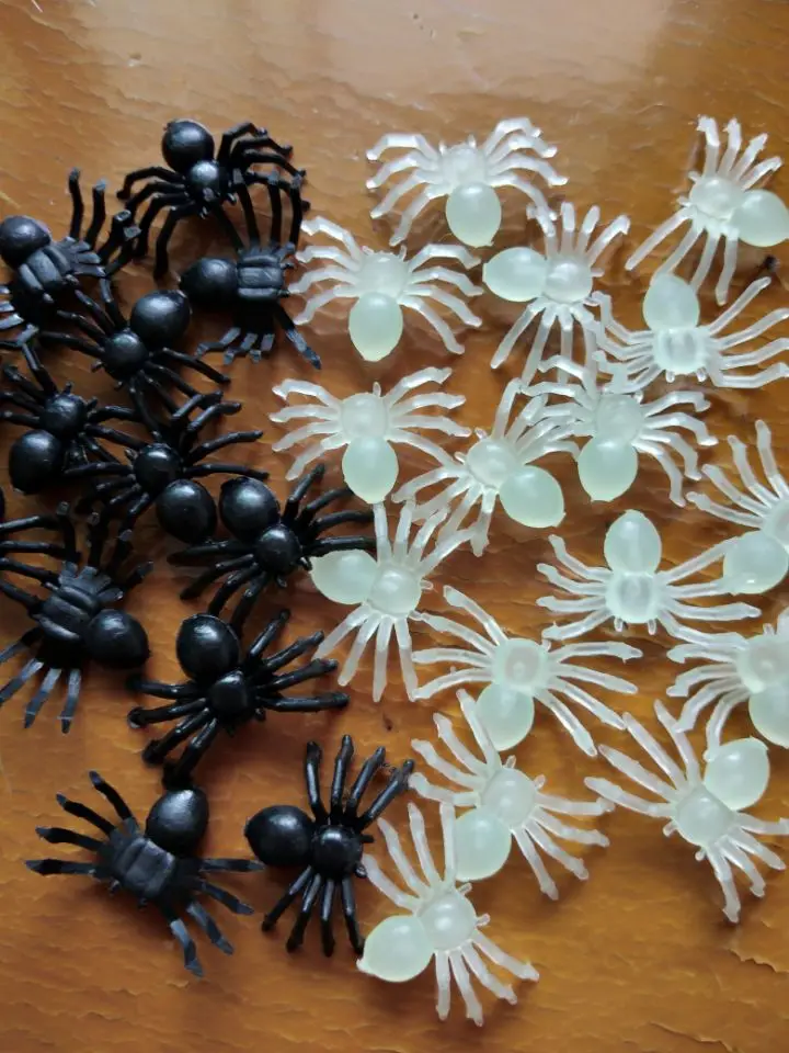 50 Pieces. Luminous spider 2 * 1.4 cm Plastic Black Halloween Festival Decorations Garden fun joke toys party | Дом и сад