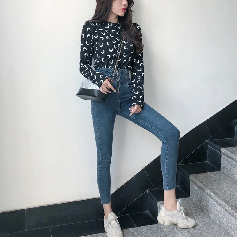 Женская футболка с длинным рукавом и принтом Луна черная белая круглым вырезом