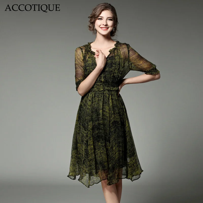 Женское шелковое платье до колена облегающее с коротким рукавом и треугольным