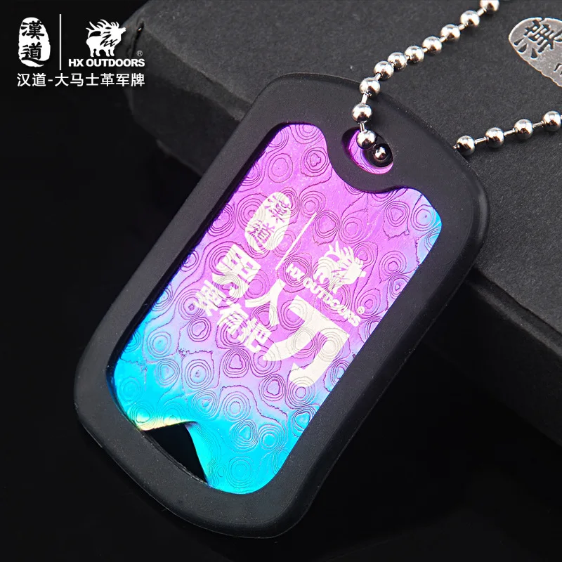 Личные идентификационные карточки HX из дамасской стали на открытом воздухе