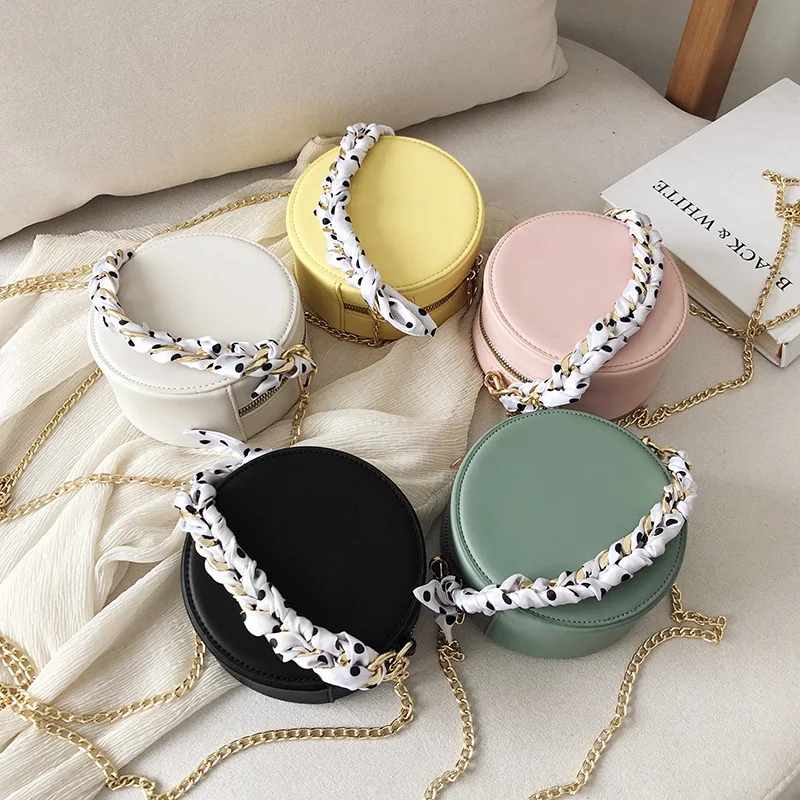 Круглая сумка-мессенджер с сердечком маленькая круглая шелковая ручками женская