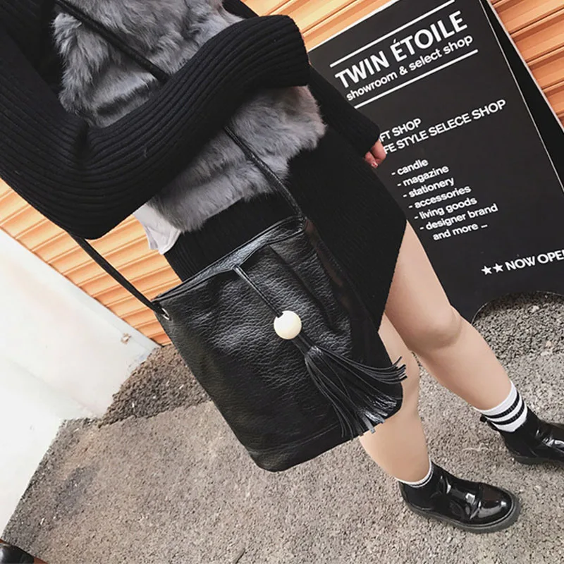 Модная женская сумка-мессенджер кожаная однотонная сумка с кисточками из дерева