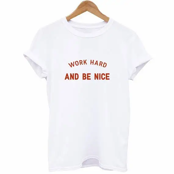Работайте и Be Nice футболка Эстетическая одежда упорно работать быть Вид девушка