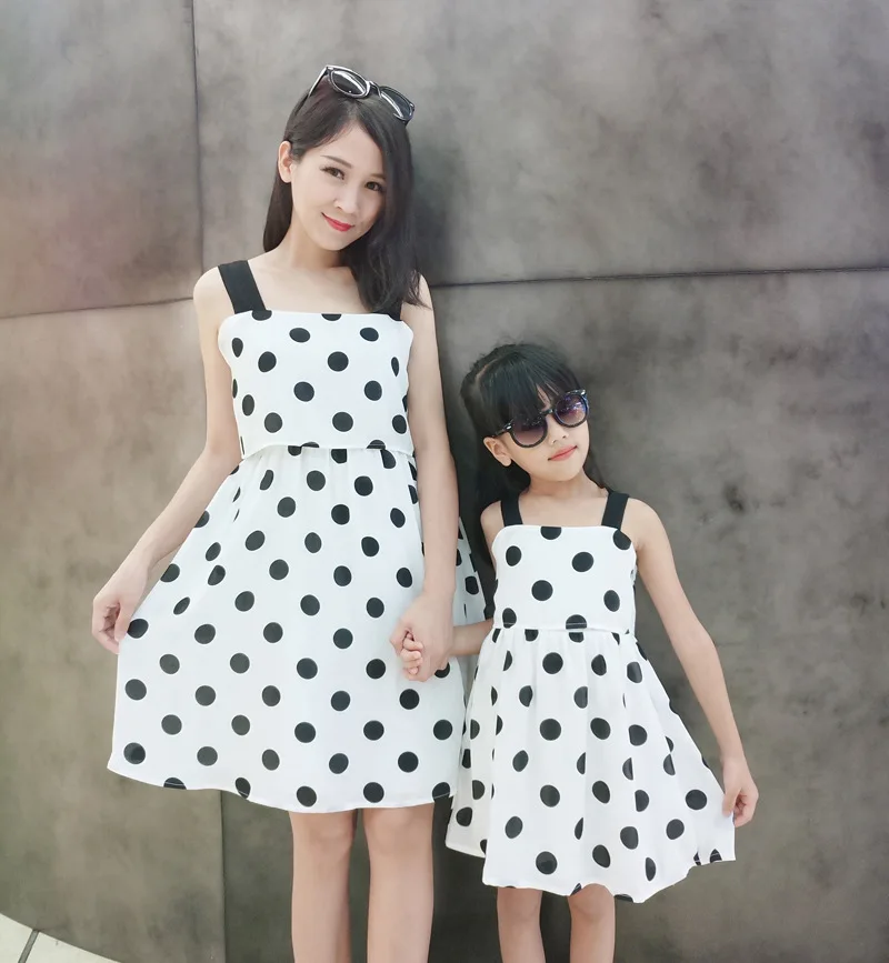 Летняя одежда 2019 семейный образ шифоновые платья в горошек для мамы и дочки