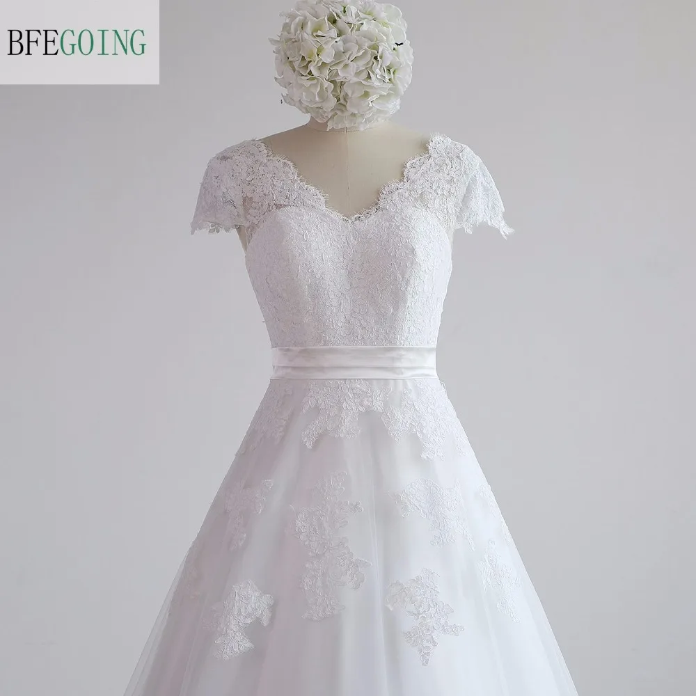 Белое кружевное свадебное платье А силуэта с V образным вырезом и рукавами