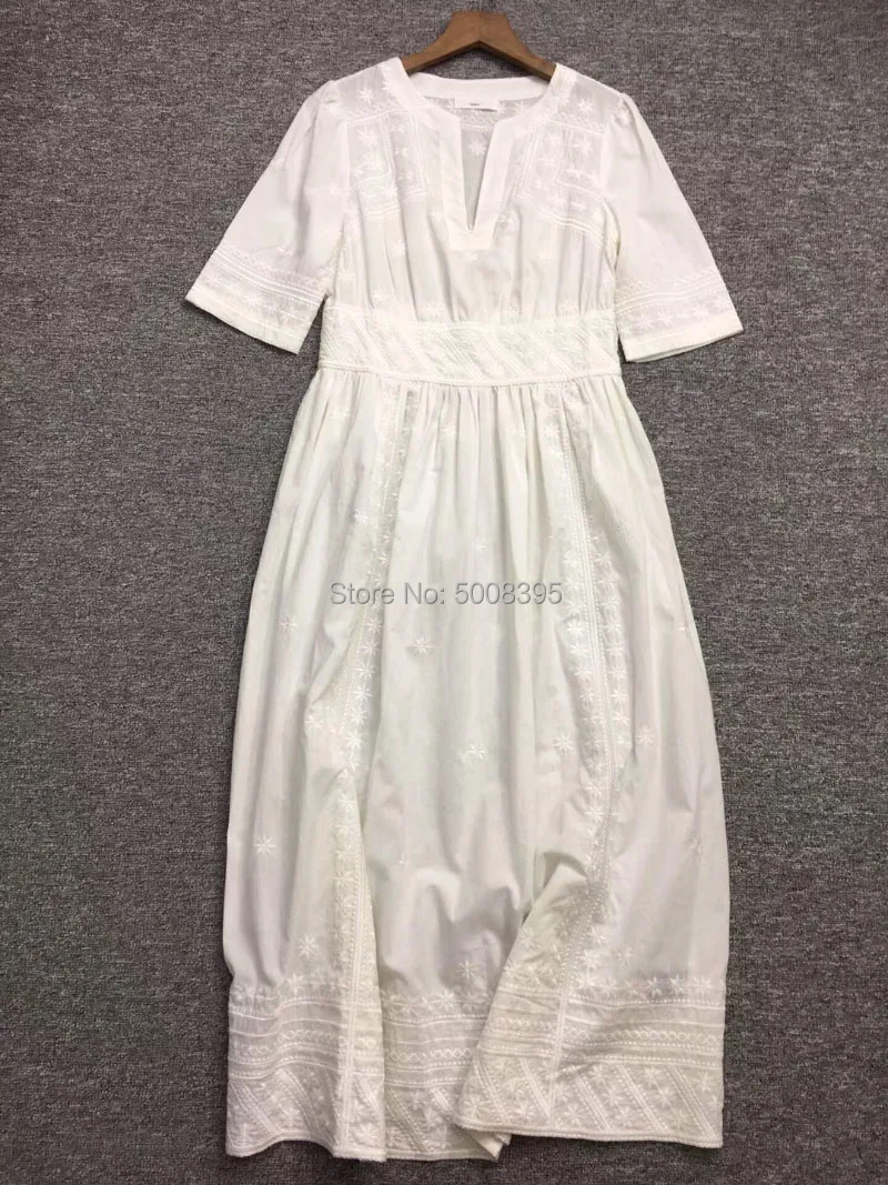 Женское Хлопковое платье белое длинное с вышивкой и рукавами три четверти