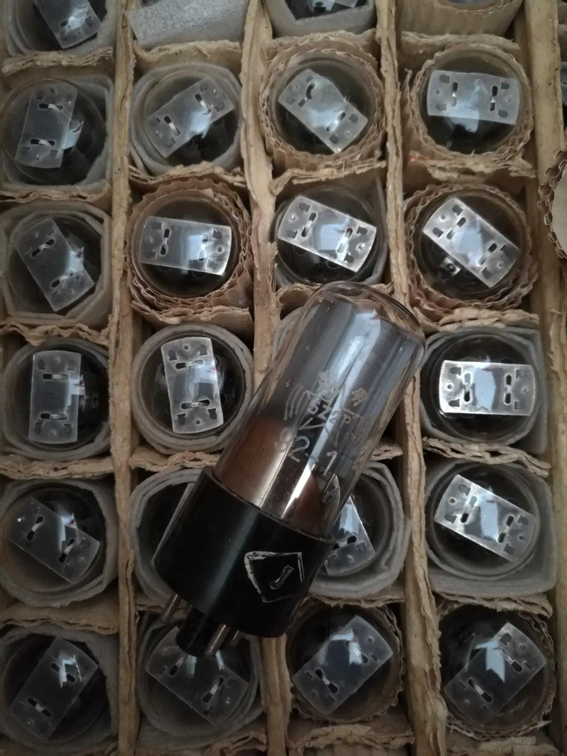 Новая оригинальная электронная трубка того же периода в Куньмине оригинальный