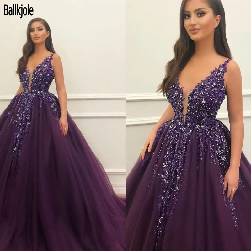 Женское вечернее платье из фиолетового фатина с v-образным вырезом и бусинами