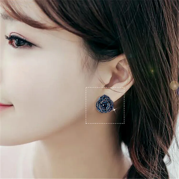 Женские серьги гвоздики со стразами и голубыми розами классические с цирконием