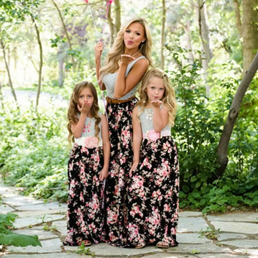 Одинаковое платье в полоску с цветочным рисунком для мамы и дочки длинные платья