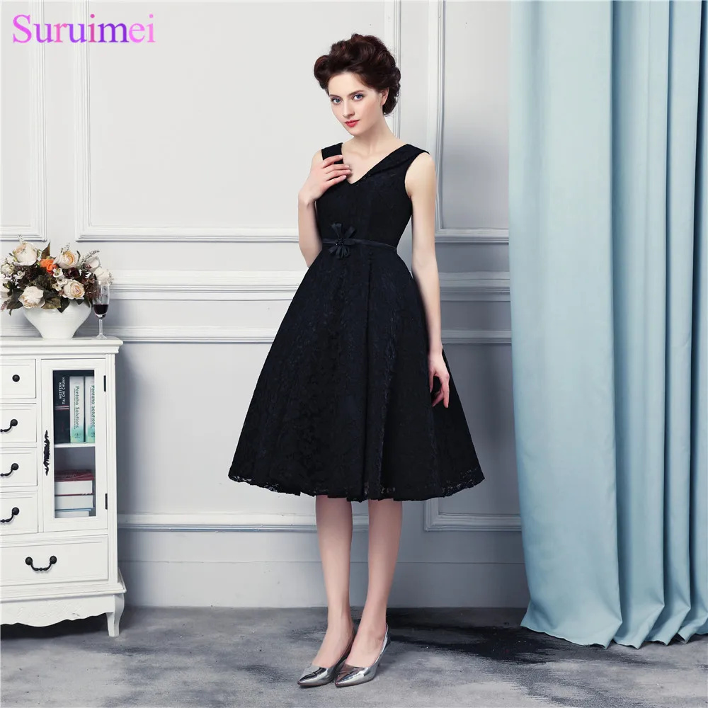 

Watch! Latest Design Short Prom Dresses V neck with Spaghetti Straps High Qualit Lace Black Prom Gown Corset Back