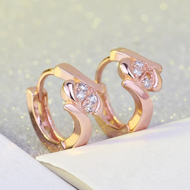 Роскошные маленькие серьги гвоздики цвета шампанского с золотым цветком и