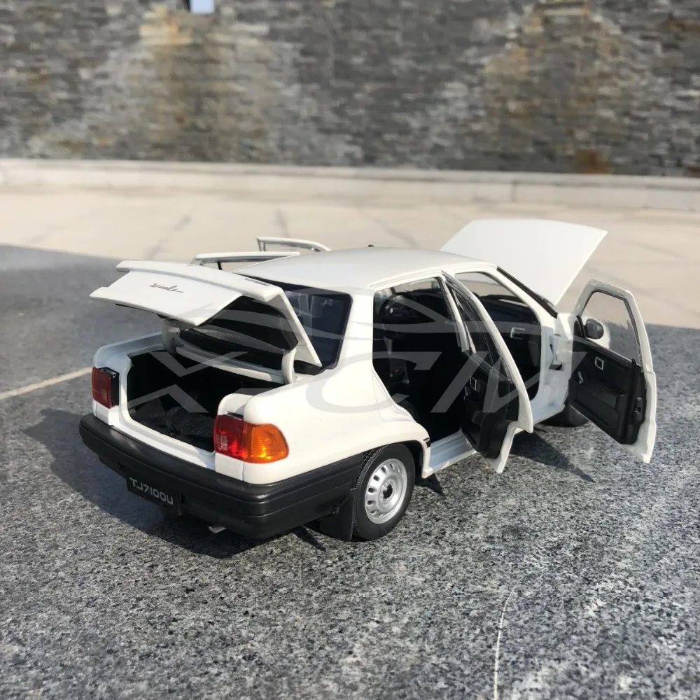 Литой автомобиль модель Yiqi китайский Тяньцзинь Xiali TJ7100 седан 1:18(белый)+ маленький подарок