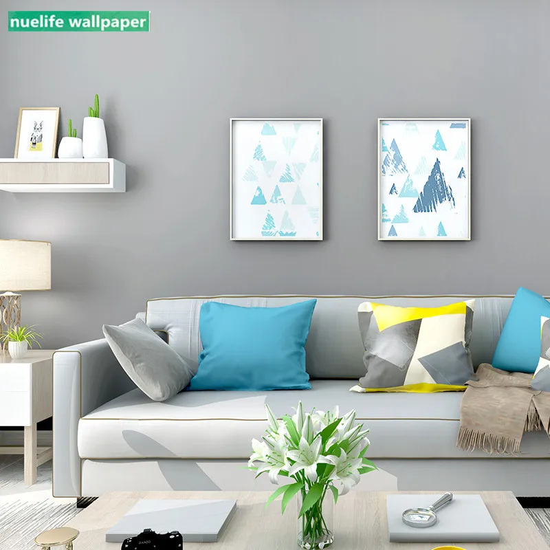 Светло-серые однотонные обои в скандинавском стиле для спальни гостиной