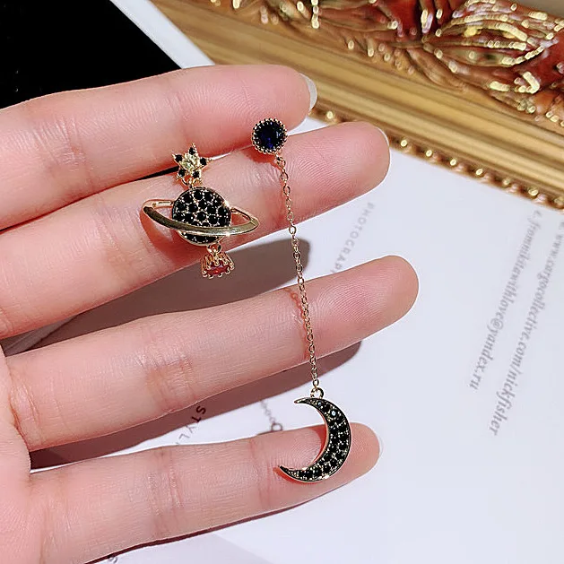 

2021 New Korean Earrings Cute Gold Space Moon Long Chain Stud Earrings for Women Fashion Jewelry