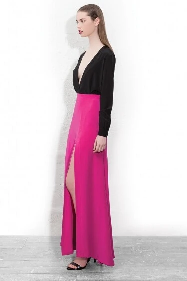 Женская длинная юбка макси с разрезом летняя эластичная розового и синего цвета