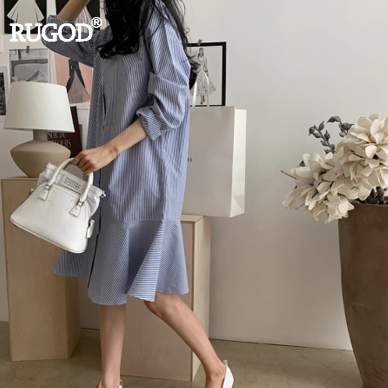 Женское длинное платье в полоску прямое до середины икры с отложным воротником