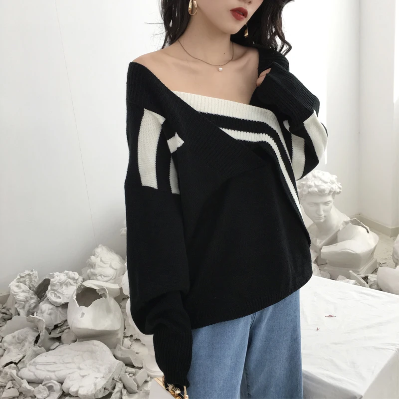 Винтажный черно-белый свитер с треугольным вырезом Женский ассиметричный в