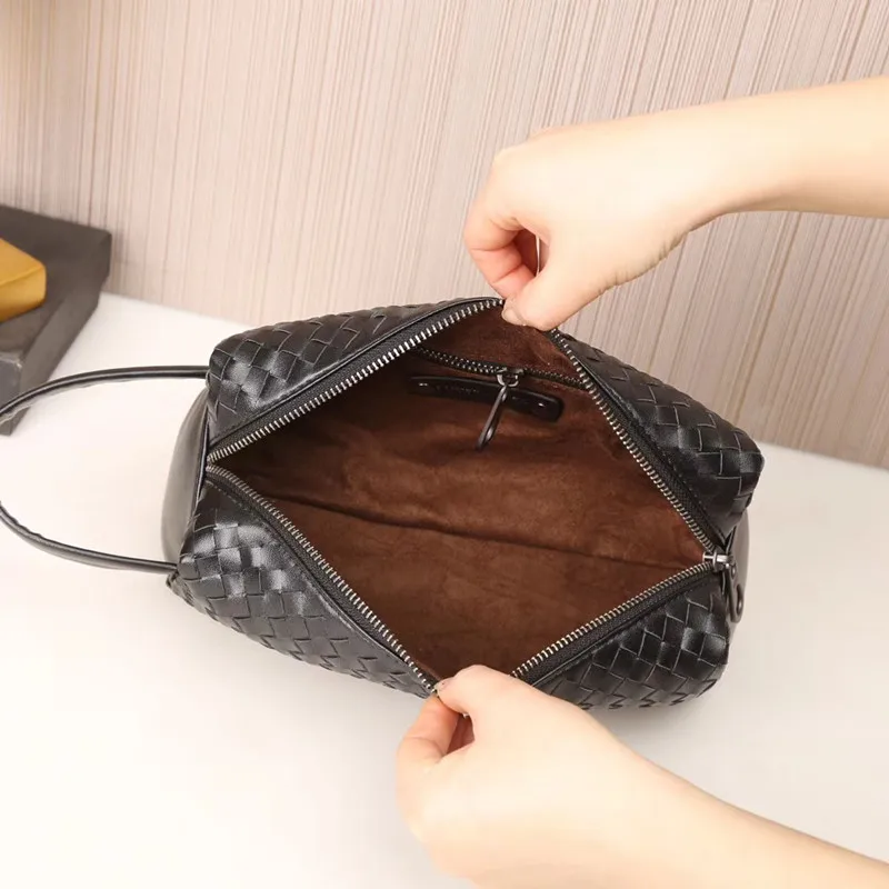 Kaisiludi leather bag make-up knitting lady hands accept hand fashion dinner |