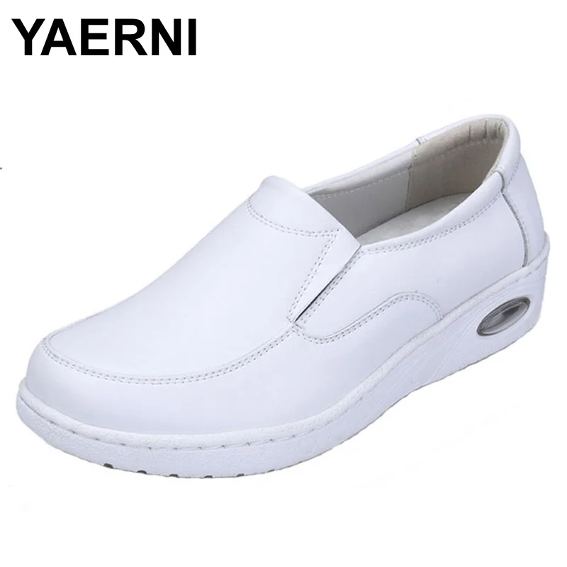Женские кроссовки для медсестер YAERNI белые мягкие на платформе с воздушной