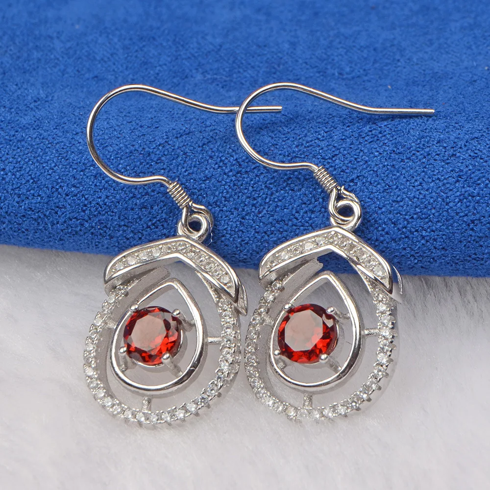Серьги из серебра 925 пробы с натуральным красным гранатом и черным