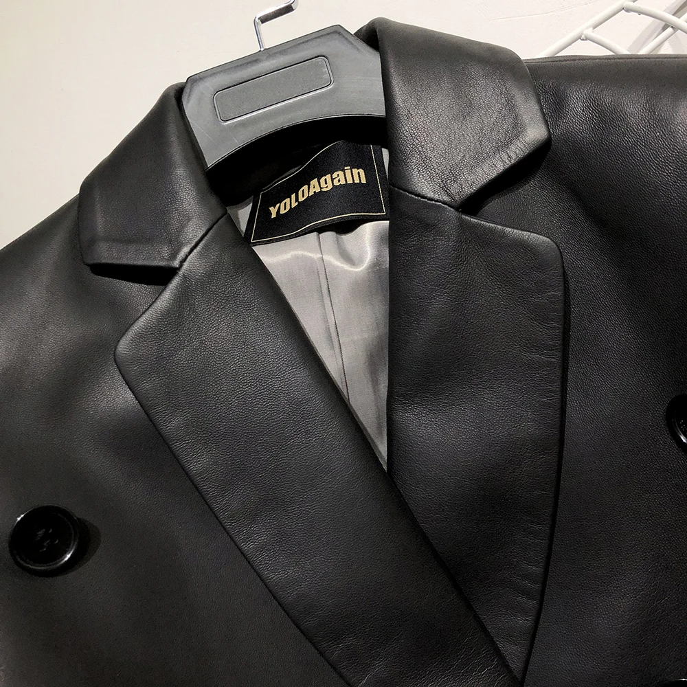 Женский двубортный блейзер из натуральной кожи с поясом и V-образным вырезом |