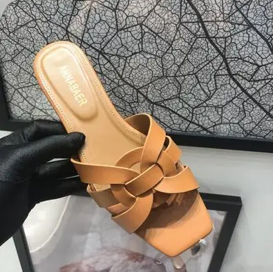 Сланцы женские из лакированной кожи с открытым носком на плоской