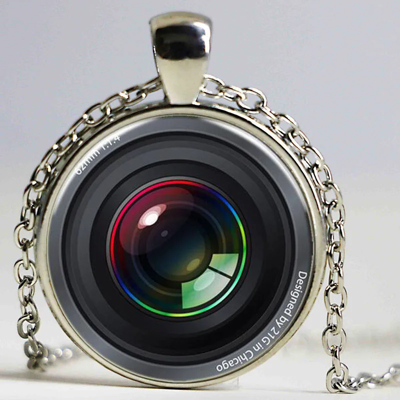 Ожерелье с подвеской в виде камеры линзой серебристого цвета | Украшения и