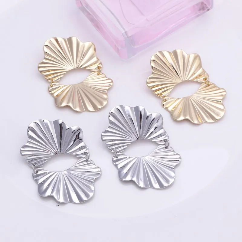 Большие блестящие металлические серьги в простом дизайне большие золотистые