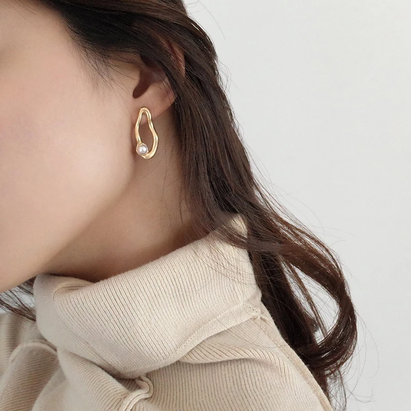 HUANZHI New Design Matte Metal Gold Irregular Twisted Wave Geometric Oval Pearl Stud Earrings for Women Girl Gift | Украшения и