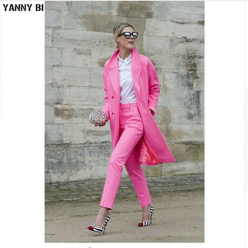 Розовый женский деловой костюм блейзер с брюками длинная куртка облегающий