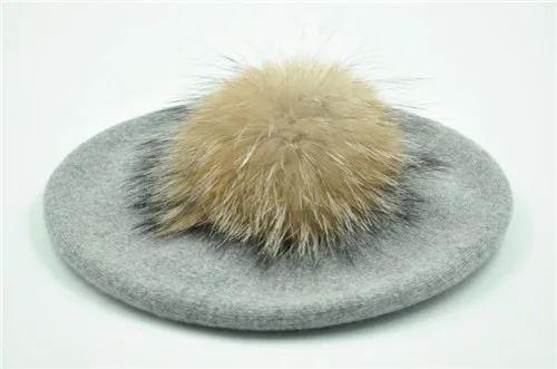 Light grey natural Женский берет, шапка с натуральным большим меховым помпоном, Зимний вязаный шерстяной берет, натуральный мех енота, шапка с помпоном, одноцветная, высокое качество, женский берет - Цвет: Light grey natural