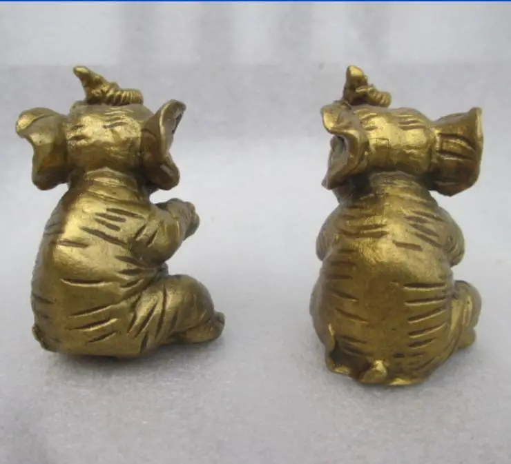 

China's rare collection of old copper peace, a pair of elephant statue