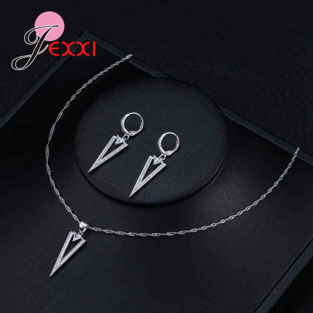 Комплект из колье и серёг серебра 925 пробы с фианитом