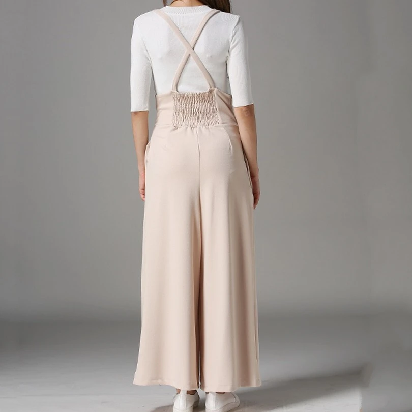 Женский комбинезон с широкими штанинами и перекрестными ремешками на спине