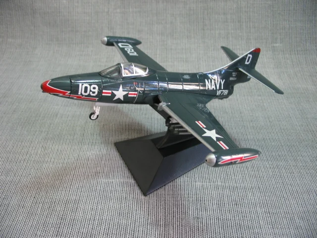 1:72 ВМС США Grumman F9F 2 Пантеры истребитель Корейской войны с трёхмерными