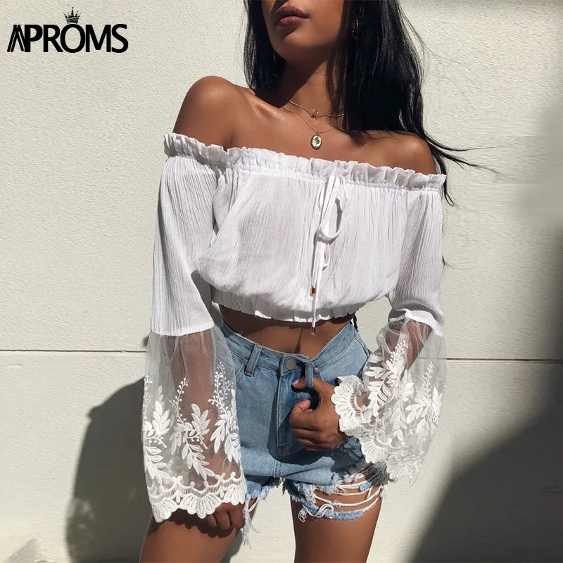 Aproms белый кружевной кроп-топ, сексуальные топы с открытыми плечами и расклешенными рукавами, женские короткие футболки, повседневные крутые уличные Топы 90s