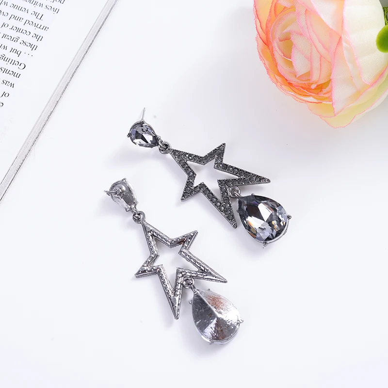 Роскошные висячие серьги со стразами инкрустированные золотистыми