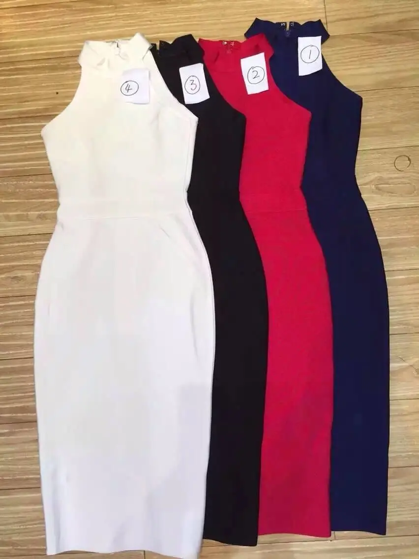 Женское облегающее платье с воротником черепахой без рукавов голубого белого