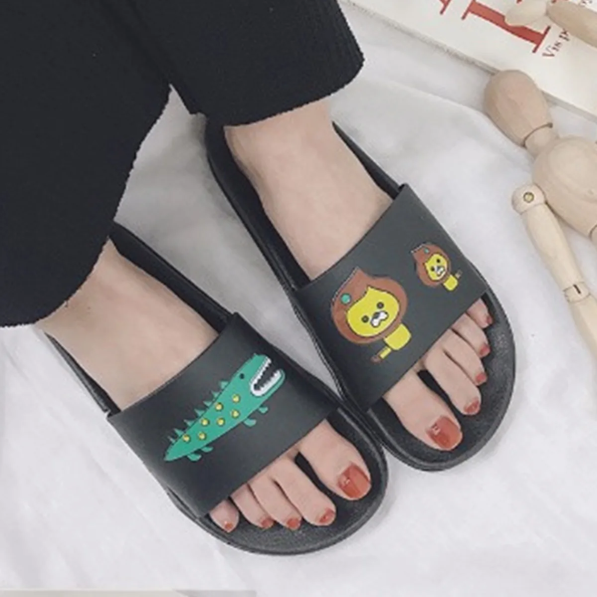 crocodile Black Мода в виде бульдога; шлепанцы летние сандалии; пляжные шлепанцы; Для женщин Обувь с рисунком из мультфильмов снаружи Милый Забавный Ванная комната Чулочные изделия для дома - Цвет: crocodile Black
