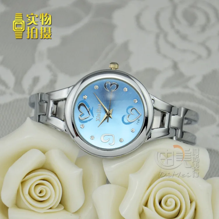 Часы-браслет женские серебристые круглые с циферблатом в виде сердца | Наручные