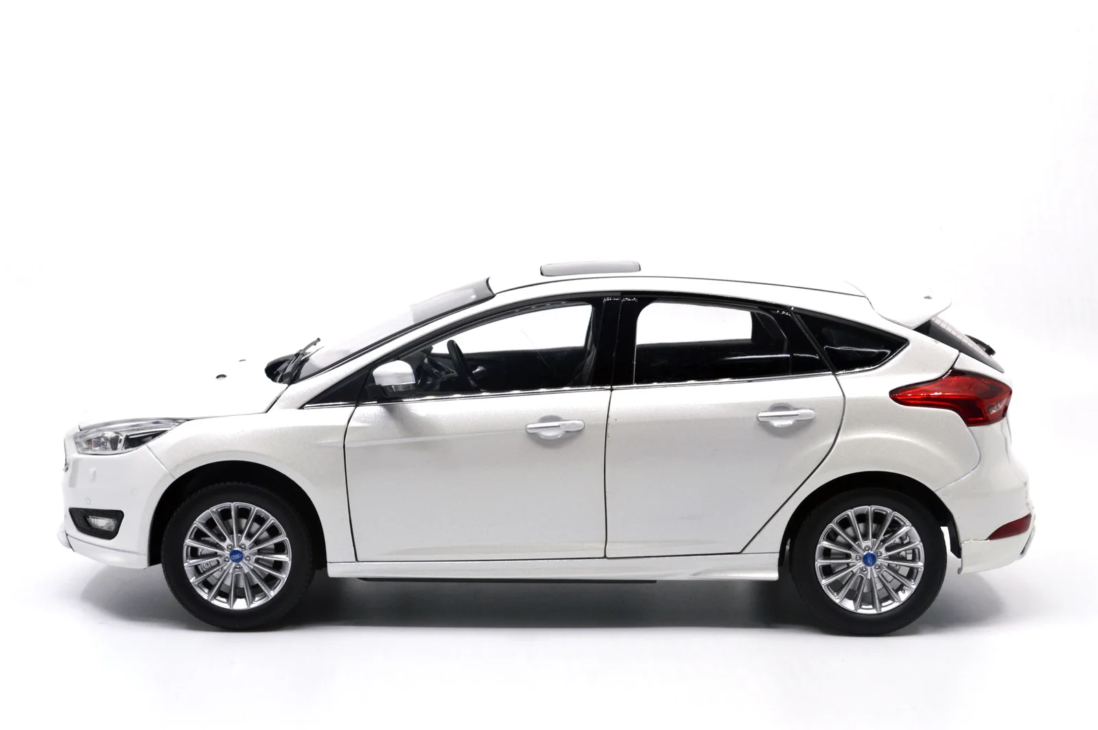 1/18 1:18 1 18 весы Ford All New Focus 2015 белая статическая симуляция литая под давлением