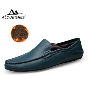 Мужские теплые туфли ALCUBIEREE с мехом, зимние слипоны, лоферы, повседневные мужские кожаные мокасины, обувь для вождения, большой размер 46