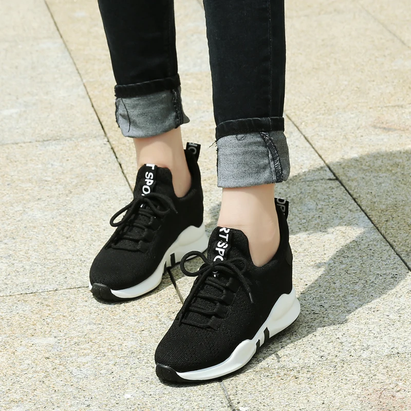 Кроссовки женские сетчатые на танкетке легкие дышащие Скрытые каблуки