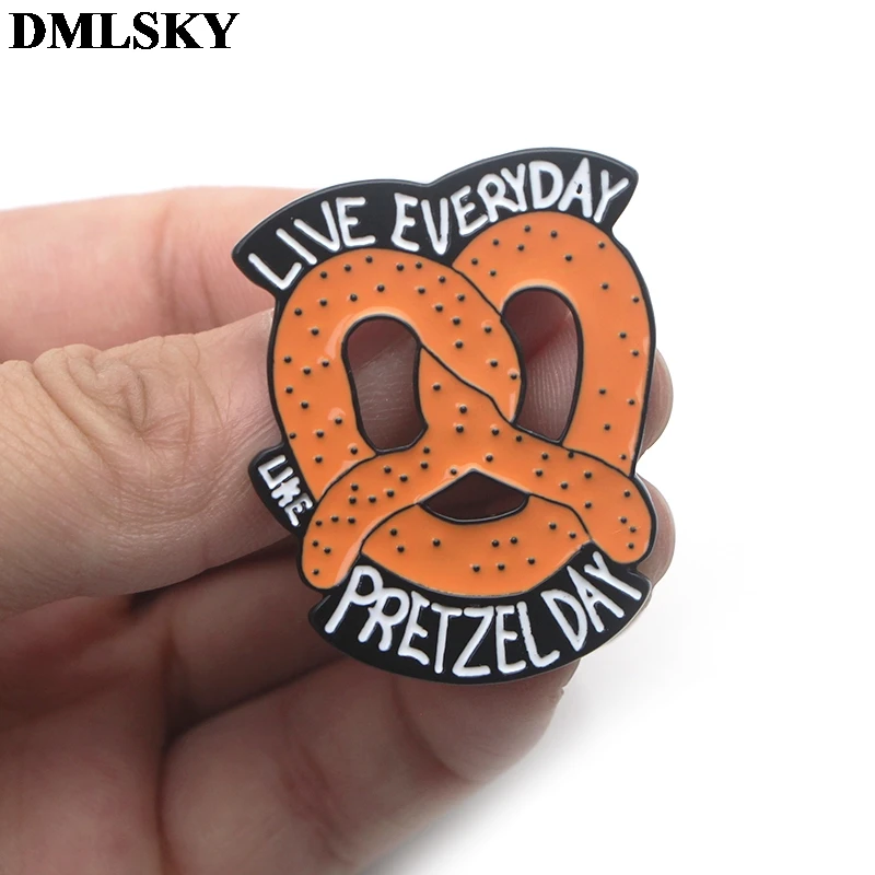 DMLSKY офис ТВ-шоу Pretzel искусство эмалированные булавки и броши-значки для лацкана рюкзак сумки значок Одежда Брошь Бижутерия Подарки M3641